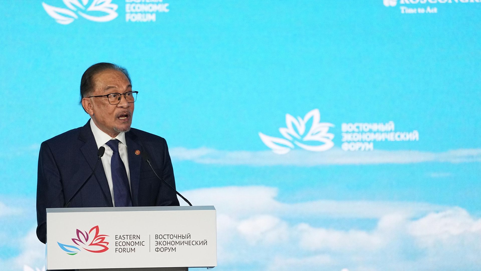 Премьер-министр Малайзии Анвар Ибрагим на пленарной сессии Восточного экономического форума Премьер-министр Малайзии Анвар Ибрагим на пленарной сессии Восточного экономического форума - РИА Новости, 1920, 05.09.2024