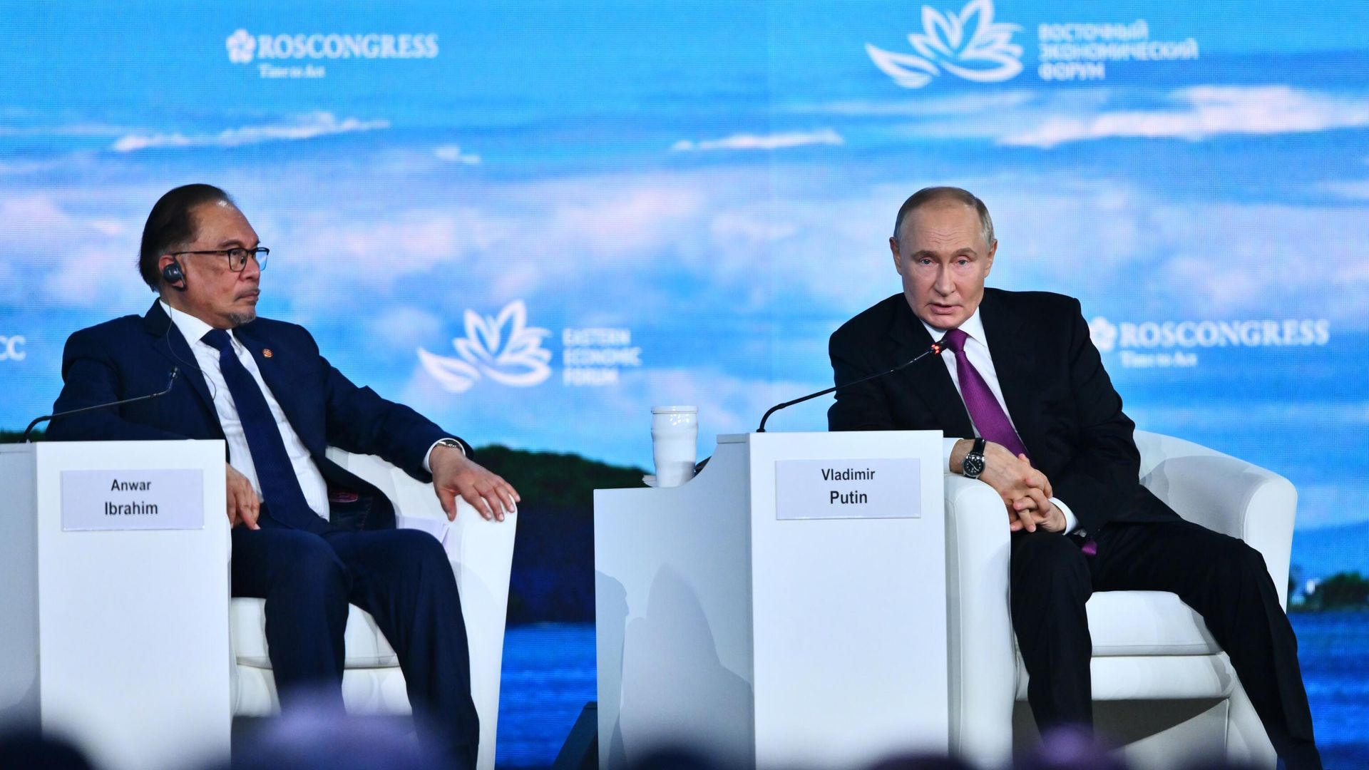 Президент России Владимир Путин и премьер-министр Малайзии Анвар Ибрагим на пленарной сессии Восточного экономического форума Президент России Владимир Путин и премьер-министр Малайзии Анвар Ибрагим на пленарной сессии Восточного экономического форума - РИА Новости, 1920, 05.09.2024
