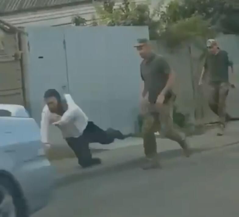Сотрудники ТЦК в Днепропетровске на Украине избили мужчину. Кадр видео очевидца Сотрудники ТЦК в Днепропетровске на Украине избили мужчину. Кадр видео очевидца - РИА Новости, 1920, 08.10.2024