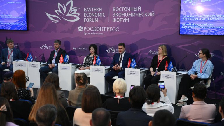 Министр РФ по развитию Дальнего Востока и Арктики Алексей Чекунков во время сессии Муравьев-Амурский 2030: кадры для стратегического развития Дальнего Востока на ВЭФ-2024 Министр РФ по развитию Дальнего Востока и Арктики Алексей Чекунков во время сессии Муравьев-Амурский 2030: кадры для стратегического развития Дальнего Востока на ВЭФ-2024