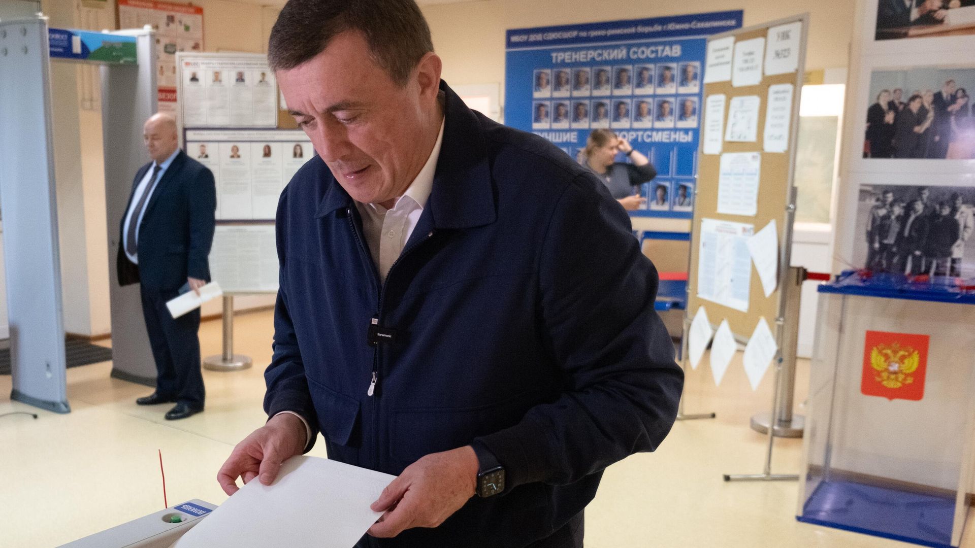 Губернатор Сахалинской области Валерий Лимаренко голосует на выборах губернатора Сахалинской области в Южно-Сахалинске Губернатор Сахалинской области Валерий Лимаренко голосует на выборах губернатора Сахалинской области в Южно-Сахалинске - РИА Новости, 1920, 06.09.2024
