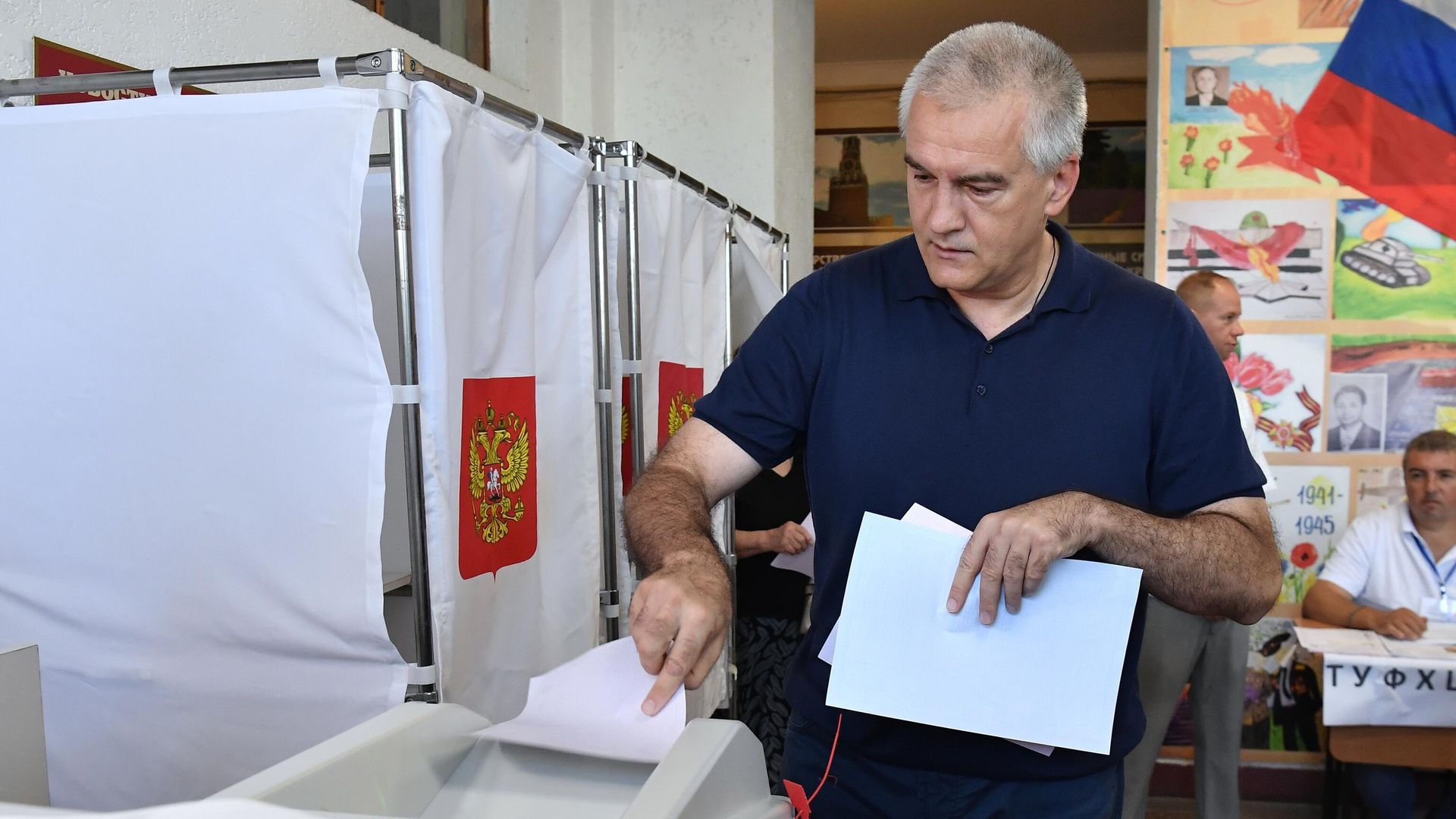 Глава Республики Крым Сергей Аксенов голосует на выборах депутатов в Госсовет и Законодательное собрание на избирательном участке в Симферополе Глава Республики Крым Сергей Аксенов голосует на выборах депутатов в Госсовет и Законодательное собрание на избирательном участке в Симферополе - РИА Новости, 1920, 06.09.2024