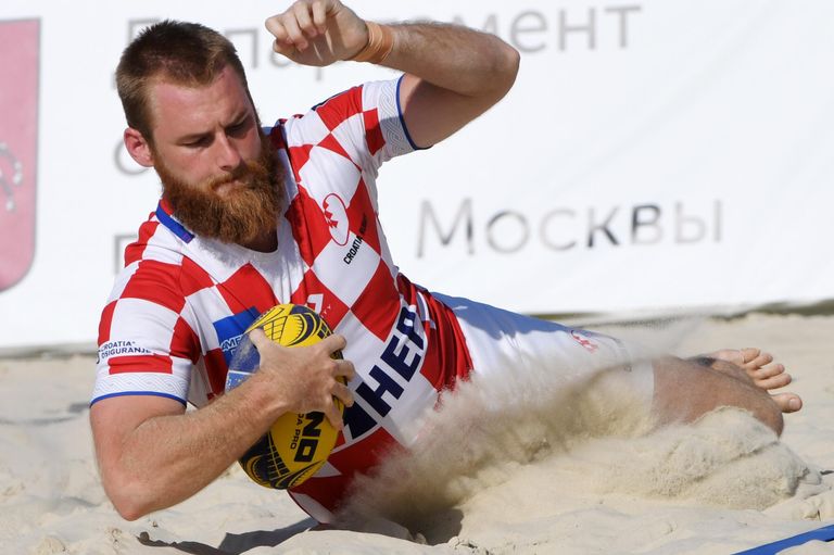 Игрок сборной Хорватии в матче чемпионата Европы по пляжному регби между мужскими сборными Хорватии и Грузии Игрок сборной Хорватии в матче чемпионата Европы по пляжному регби между мужскими сборными Хорватии и Грузии