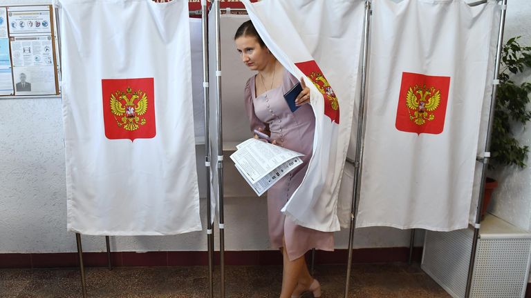 Женщина голосует на выборах депутатов в Госсовет республики на избирательном участке № 238 в Симферополе Женщина голосует на выборах депутатов в Госсовет республики на избирательном участке № 238 в Симферополе