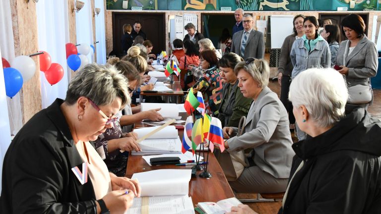 Избиратели во время голосования на выборах губернатора Забайкальского края, депутатов Законодательного собрания края по Центральному округу и в органы местного самоуправления на избирательном участке № 120 в Чите Избиратели во время голосования на выборах губернатора Забайкальского края, депутатов Законодательного собрания края по Центральному округу и в органы местного самоуправления на избирательном участке № 120 в Чите