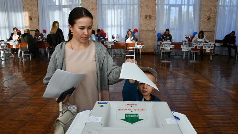Избиратели голосуют на выборах губернатора Забайкальского края, депутатов Законодательного собрания края по Центральному округу и в органы местного самоуправления на избирательном участке № 120 в Чите Избиратели голосуют на выборах губернатора Забайкальского края, депутатов Законодательного собрания края по Центральному округу и в органы местного самоуправления на избирательном участке № 120 в Чите