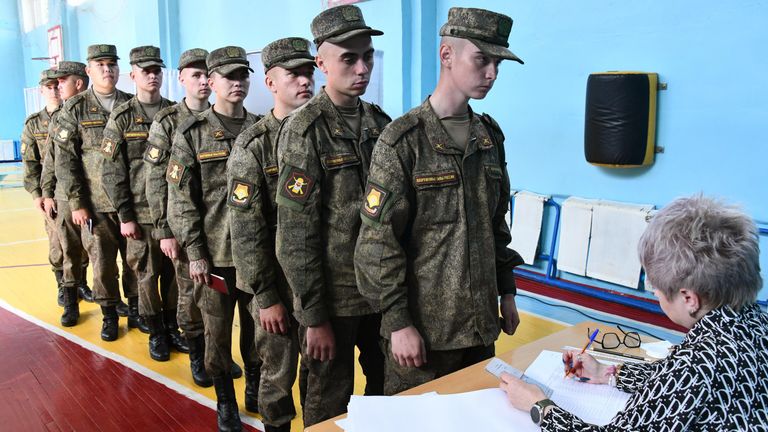 Военнослужащие голосуют на выборах губернатора Забайкальского края, депутатов Законодательного собрания края по Центральному округу и в органы местного самоуправления на избирательном участке № 202 в Чите Военнослужащие голосуют на выборах губернатора Забайкальского края, депутатов Законодательного собрания края по Центральному округу и в органы местного самоуправления на избирательном участке № 202 в Чите