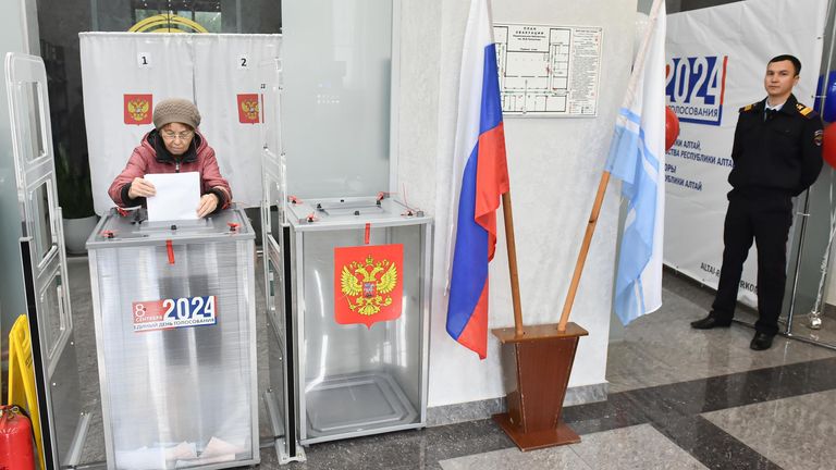 Избиратель голосует на выборах главы Республики Алтай, председателя правительства Республики Алтай, депутатов Республики Алтай в Горно-Алтайске Избиратель голосует на выборах главы Республики Алтай, председателя правительства Республики Алтай, депутатов Республики Алтай в Горно-Алтайске