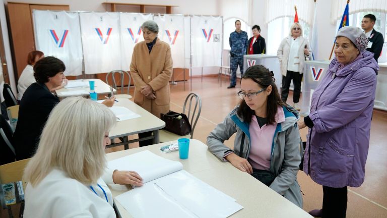 Избиратели на выборах губернатора Кузбасса и депутатов в некоторые городские советы на избирательном участке в Кемерово Избиратели на выборах губернатора Кузбасса и депутатов в некоторые городские советы на избирательном участке в Кемерово