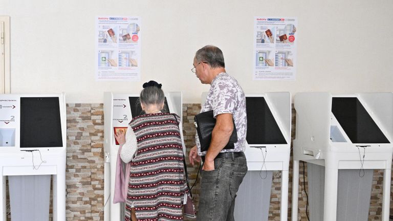Избиратели голосуют на выборах депутатов в Московскую городскую Думу в Москве Избиратели голосуют на выборах депутатов в Московскую городскую Думу в Москве