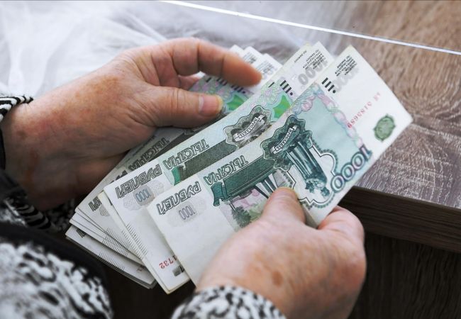 Женщина считает деньги Женщина считает деньги