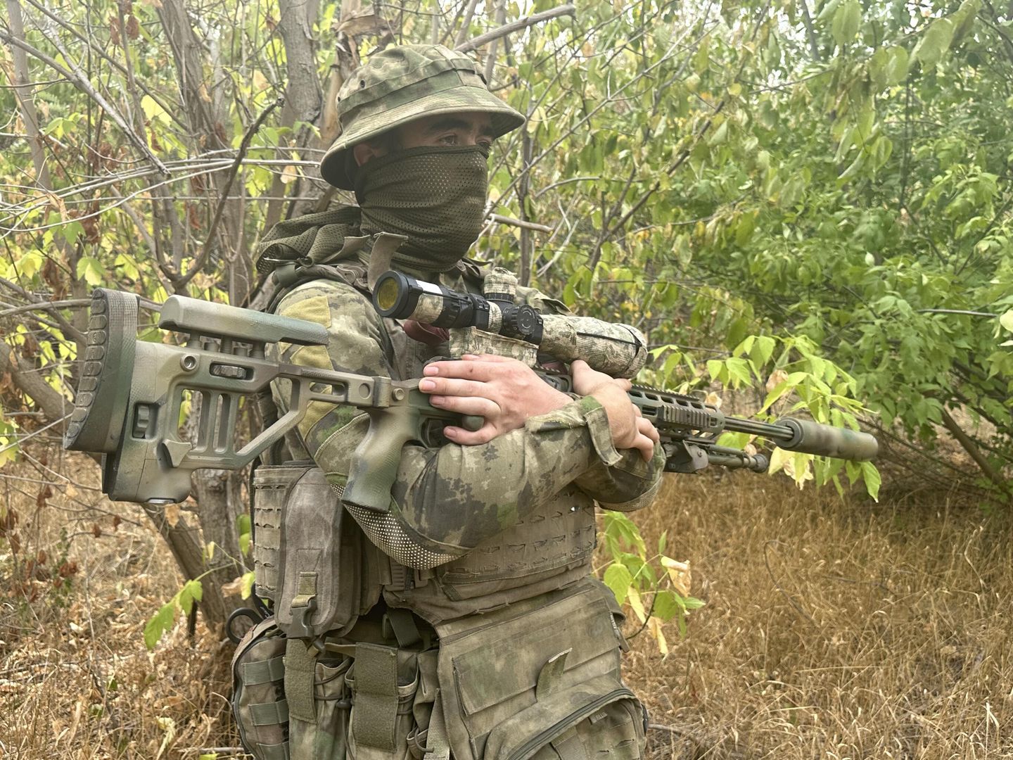 Ниндзя держит на весу 10-килограммовую винтовку ОРСИС-Т5000
