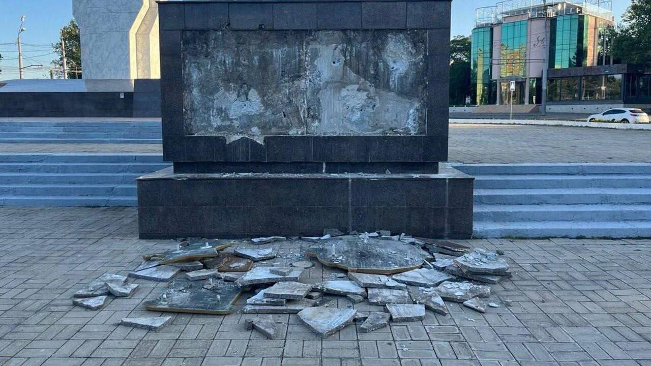 Общественники разбили изображение Владимира Ленина и советскую звезду на площади в Одессе Общественники разбили изображение Владимира Ленина и советскую звезду на площади в Одессе - РИА Новости, 1920, 07.09.2024
