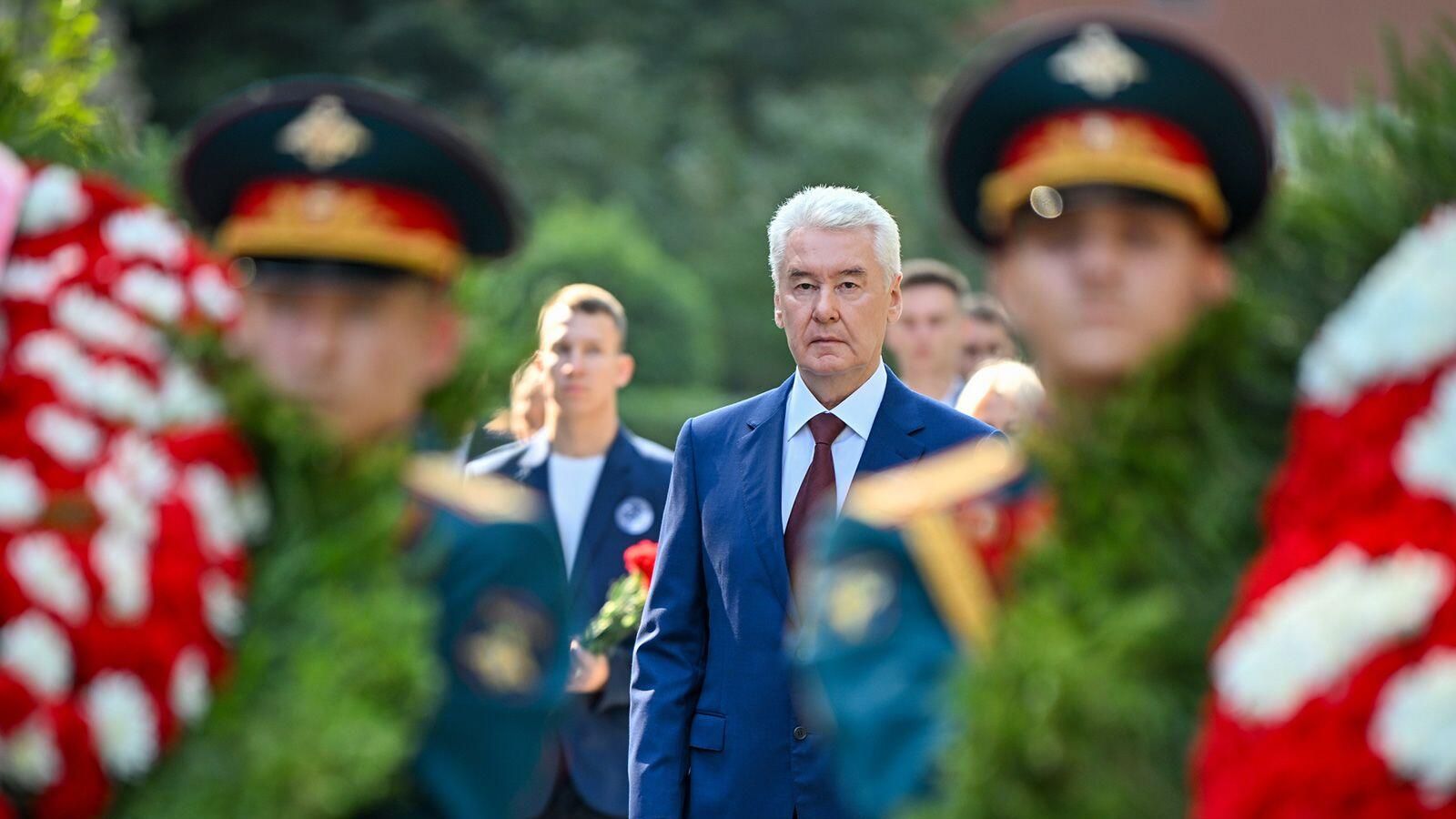 Мэр Москвы Сергей Собянин в День города возложил цветы к Могиле Неизвестного Солдата. 7 сентября 2024 Мэр Москвы Сергей Собянин в День города возложил цветы к Могиле Неизвестного Солдата. 7 сентября 2024 - РИА Новости, 1920, 07.09.2024