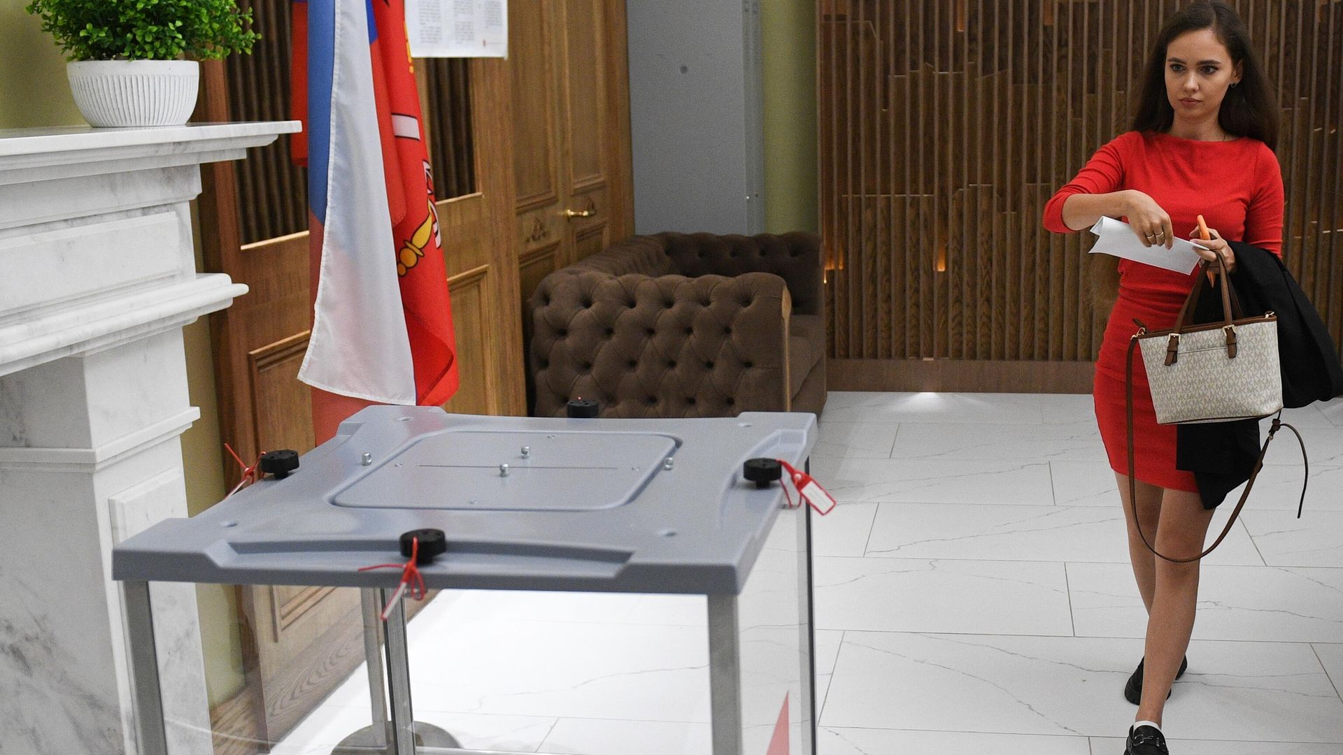 Девушка голосует на выборах губернатора Санкт-Петербурга на избирательном участке Девушка голосует на выборах губернатора Санкт-Петербурга на избирательном участке - РИА Новости, 1920, 07.09.2024