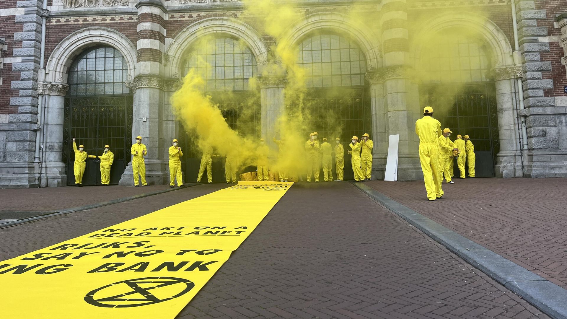 Демонстрация экоактивистов движения Extinction Rebellion у музея Рейксмузеум в Нидерландах Демонстрация экоактивистов движения Extinction Rebellion у музея Рейксмузеум в Нидерландах - РИА Новости, 1920, 07.09.2024