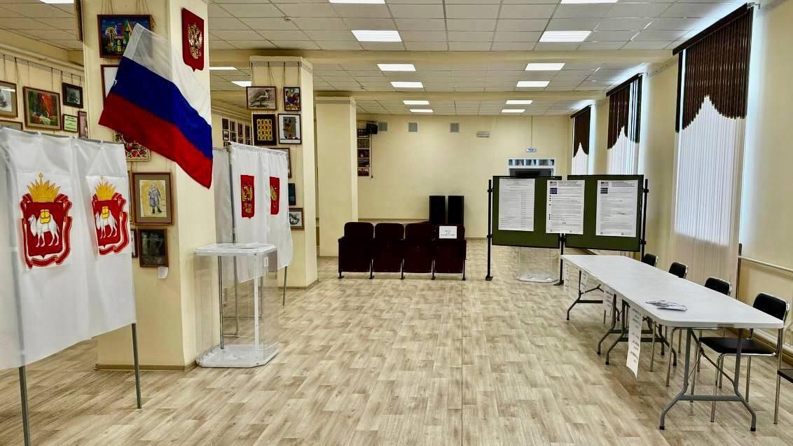 Избирательный участок на выборах губернатора Челябинской области - РИА Новости, 1920, 08.09.2024
