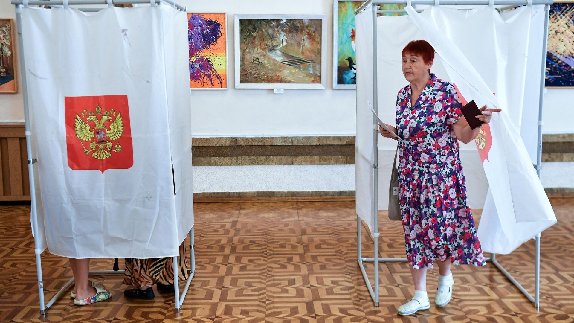 Женщина голосует на выборах депутатов Законодательного Собрания на избирательном участке № 99 в Севастополе. 7 сентября 2024 Женщина голосует на выборах депутатов Законодательного Собрания на избирательном участке № 99 в Севастополе. 7 сентября 2024 - РИА Новости, 1920, 07.09.2024