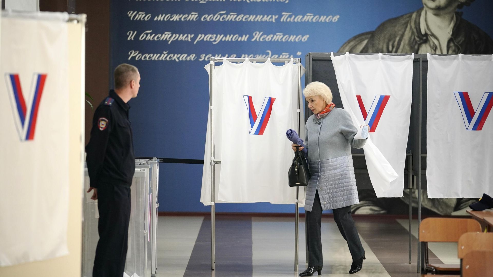 Женщина голосует на избирательном участке в Кемерово. 8 сентября 2024 Женщина голосует на избирательном участке в Кемерово. 8 сентября 2024 - РИА Новости, 1920, 08.09.2024