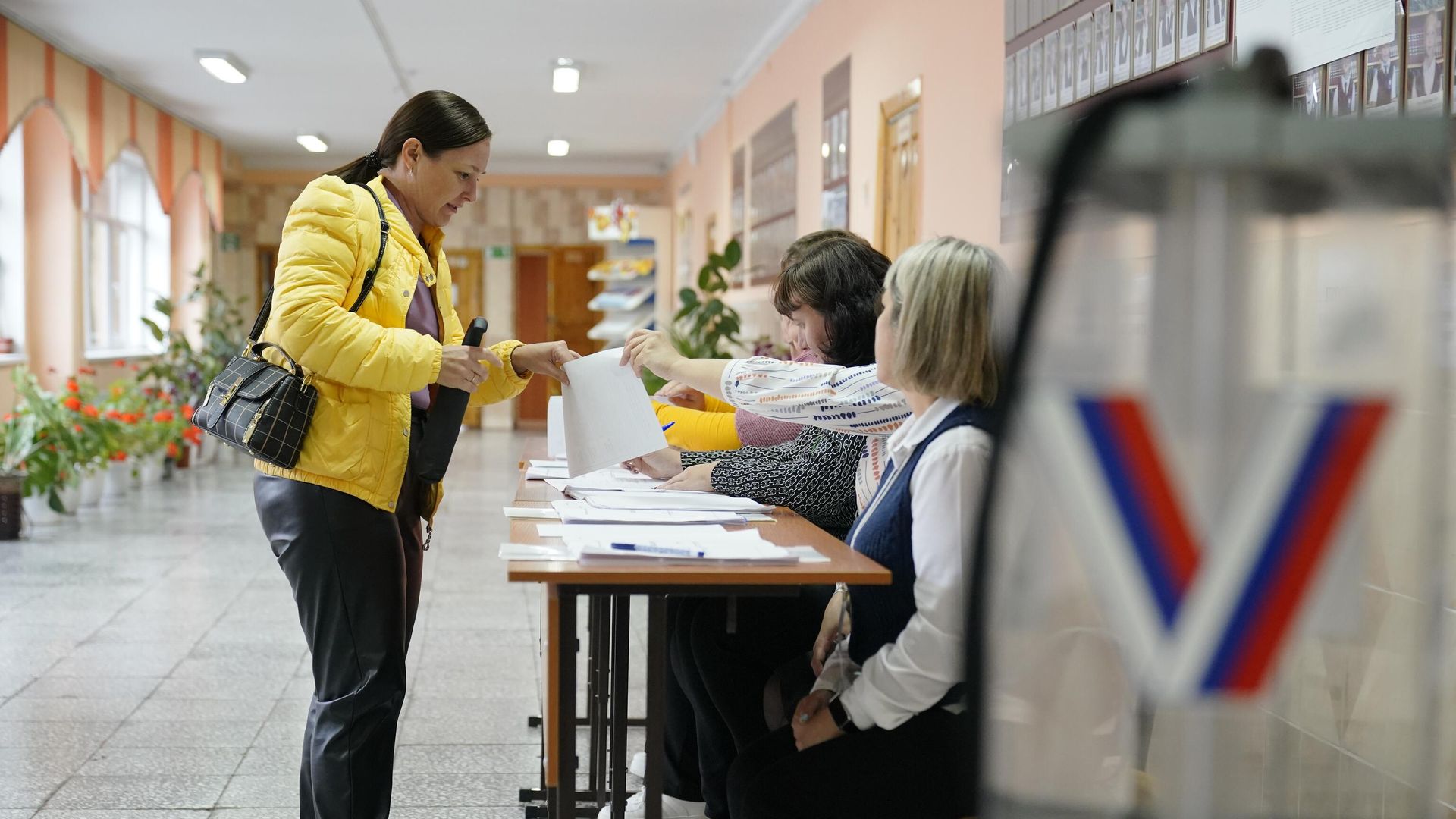 Женщина голосует на избирательном участке в Кемерово. 8 сентября 2024 Женщина голосует на избирательном участке в Кемерово. 8 сентября 2024 - РИА Новости, 1920, 09.09.2024