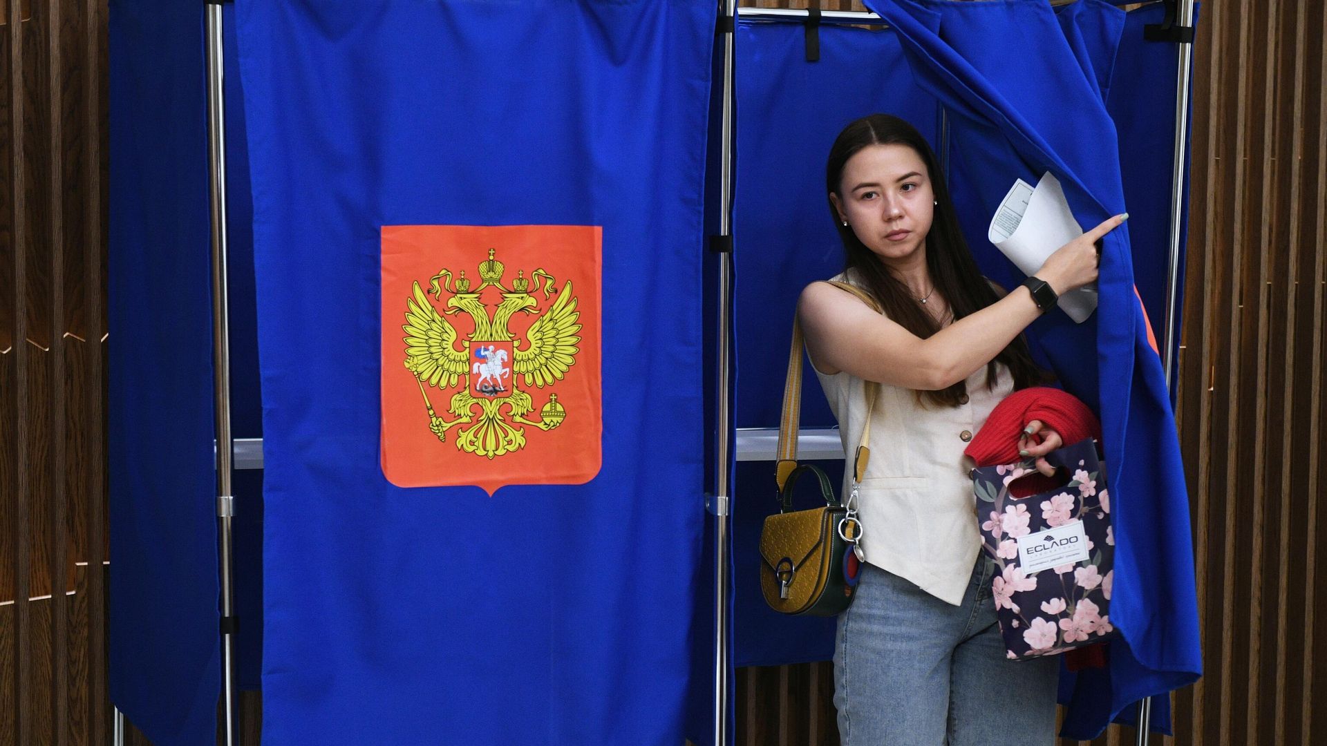 Девушка голосует на выборах губернатора Санкт-Петербурга на избирательном участке в Санкт-Петербурге Девушка голосует на выборах губернатора Санкт-Петербурга на избирательном участке в Санкт-Петербурге - РИА Новости, 1920, 08.09.2024