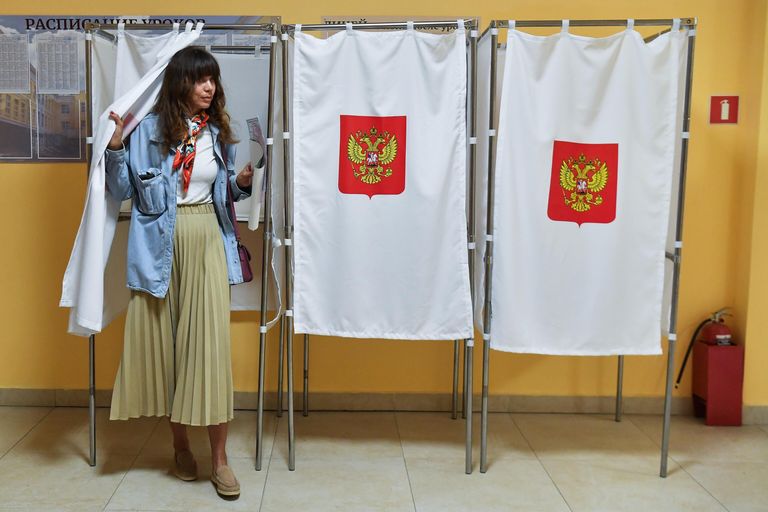 Девушка голосует на выборах депутатов в Госсовет республики на избирательном участке № 1205 в Симферополе Девушка голосует на выборах депутатов в Госсовет республики на избирательном участке № 1205 в Симферополе