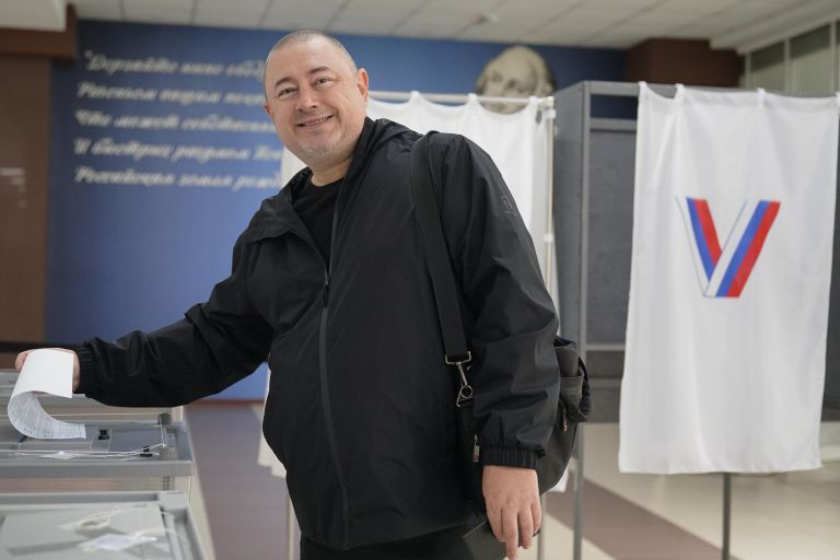 Мужчина голосует на избирательном участке в Кемерово Мужчина голосует на избирательном участке в Кемерово