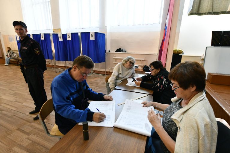 Мужчина голосует на избирательном участке №207 в школе №42 в Чите Мужчина голосует на избирательном участке №207 в школе №42 в Чите