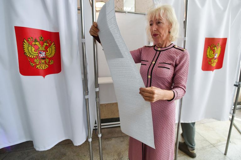 Женщина голосует на выборах депутатов в Госсовет республики на избирательном участке № 1181 в Симферополе Женщина голосует на выборах депутатов в Госсовет республики на избирательном участке № 1181 в Симферополе