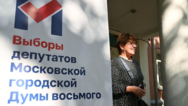 Женщина у входа на избирательный участок в школе No1236 им. С.В. Милашенкова в Москве