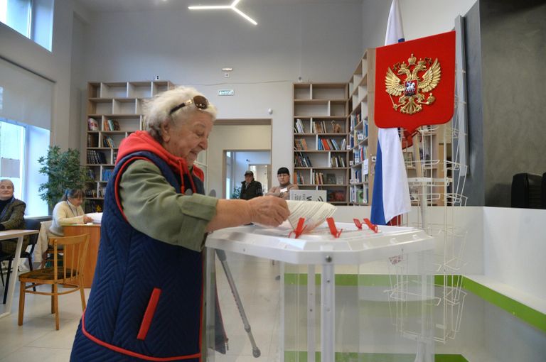 Женщина голосует на избирательном участке в Челябинске Женщина голосует на избирательном участке в Челябинске