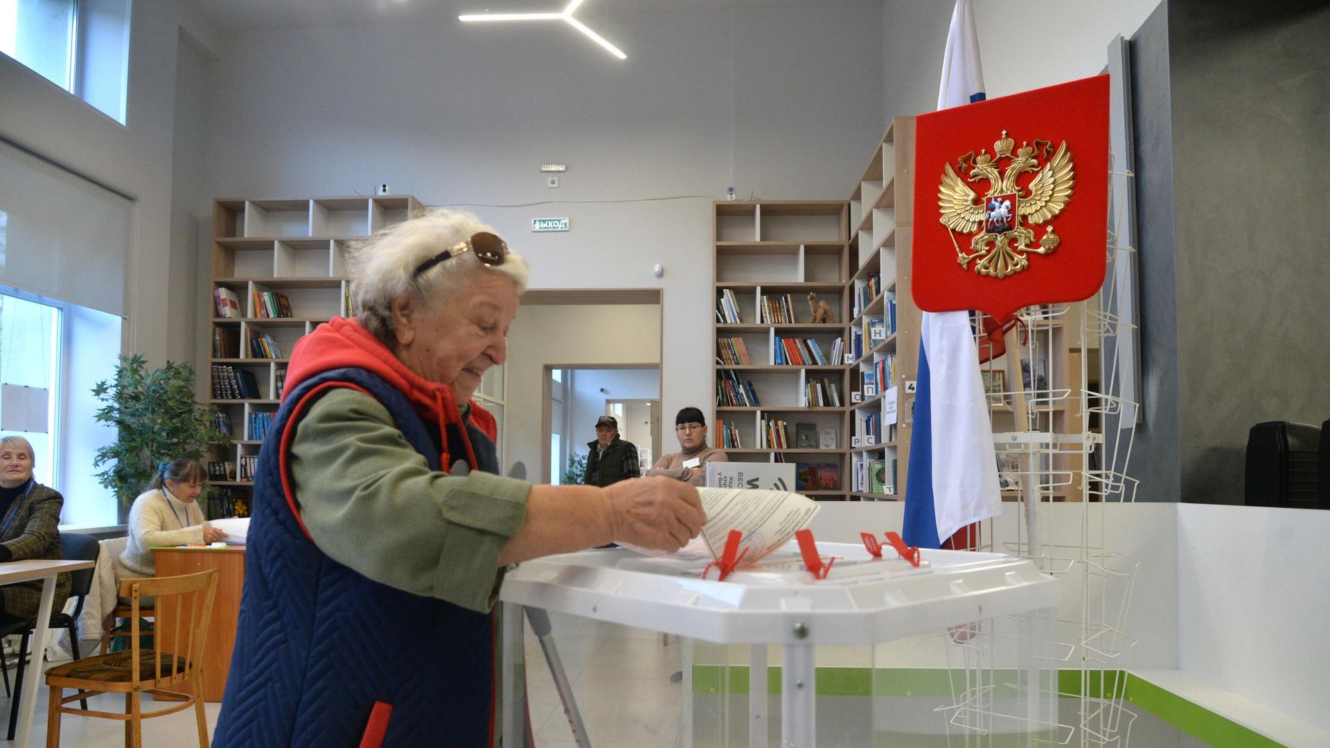 Женщина голосует на избирательном участке в Челябинске - РИА Новости, 1920, 09.09.2024