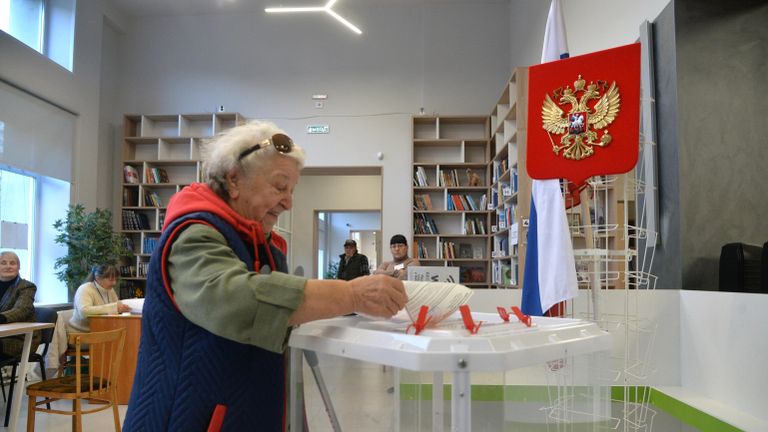 Женщина голосует на избирательном участке в Челябинске
