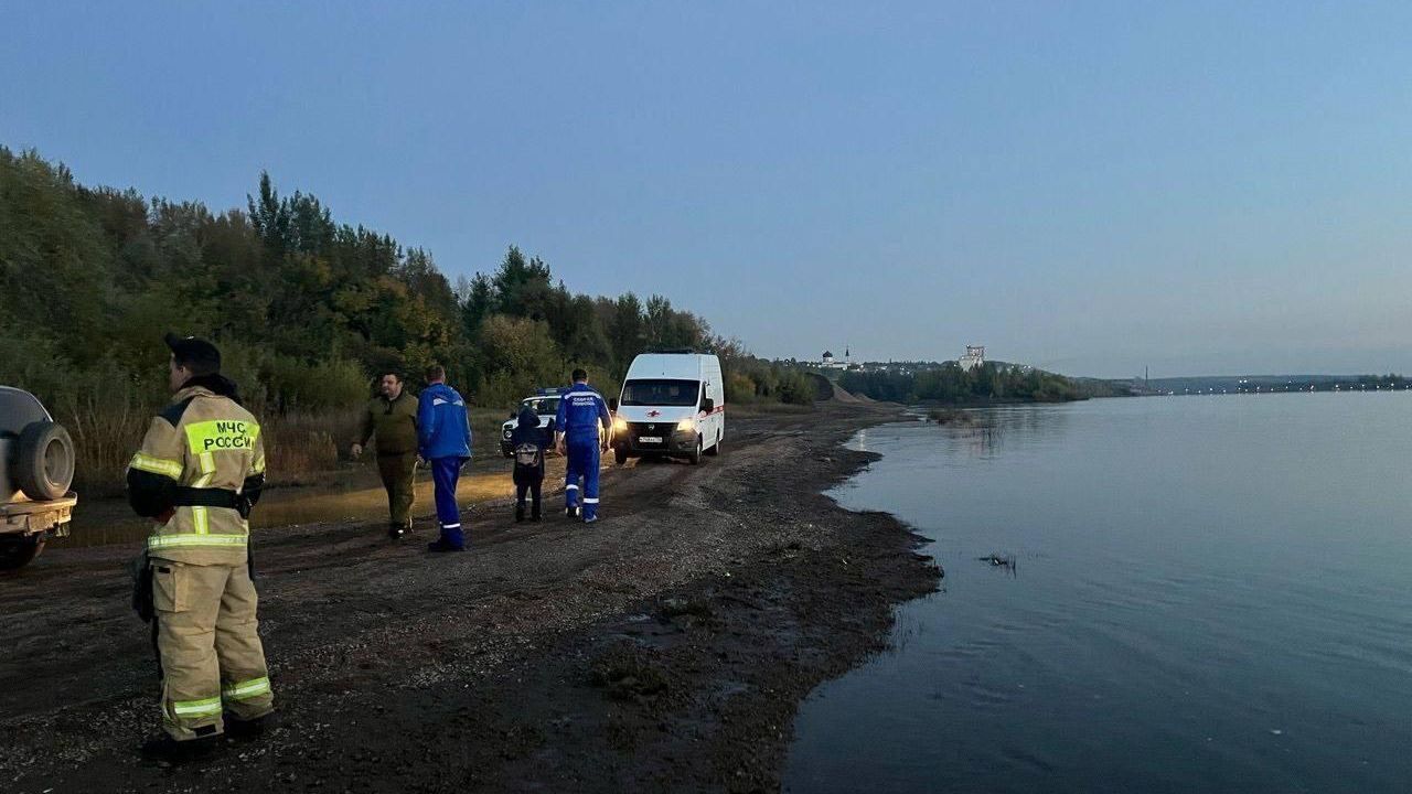Место происшествия, где прицеп с лодкой утащил автомобиль с пассажирами в водоем в Башкирии Место происшествия, где прицеп с лодкой утащил автомобиль с пассажирами в водоем в Башкирии - РИА Новости, 1920, 08.09.2024