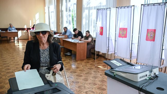 Женщина голосует на избирательном участке № 104 в Курске. 8 сентября 2024