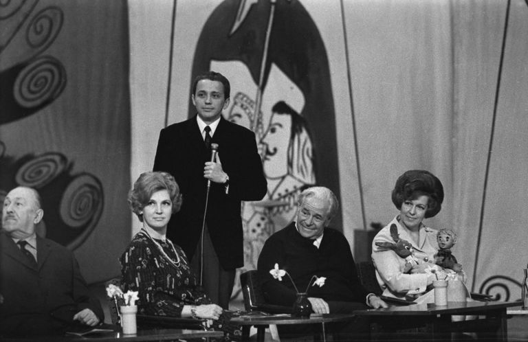 Телевизионная юмористическая игра КВН. В центре ведущий Александр Масляков