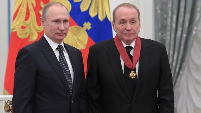 Президент РФ Владимир Путин и президент Международного союза Клуба веселых и находчивых Александр Масляков во время церемонии вручения государственных наград Президент РФ Владимир Путин и президент Международного союза Клуба веселых и находчивых Александр Масляков во время церемонии вручения государственных наград