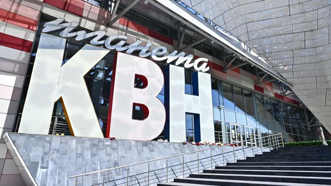 Цветы в память о ведущем Александре Маслякове у молодежного центра Планета КВН