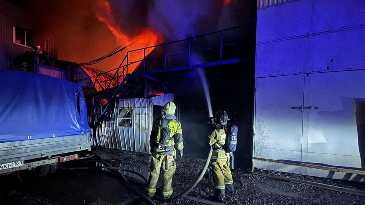 Место пожара на территории мебельного цеха в Ростове-на-Дону. 8 сентября 2024 Место пожара на территории мебельного цеха в Ростове-на-Дону. 8 сентября 2024 - РИА Новости, 1920, 09.09.2024
