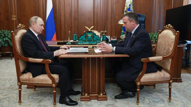 Президент РФ Владимир Путин и губернатор Новгородской области Андрей Никитин во время встречи