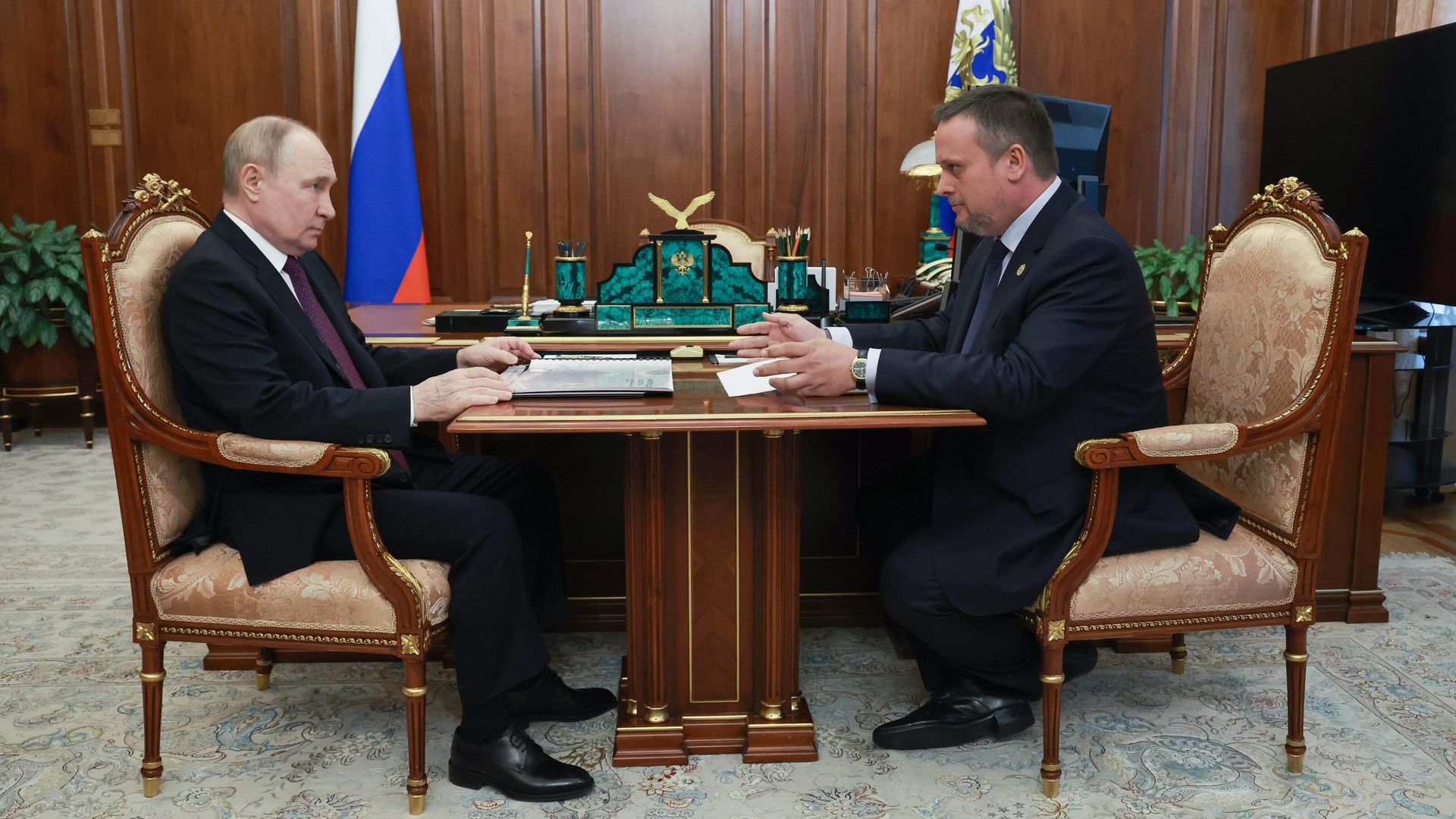 Президент РФ Владимир Путин и губернатор Новгородской области Андрей Никитин во время встречи. 9 сентября 2024 Президент РФ Владимир Путин и губернатор Новгородской области Андрей Никитин во время встречи. 9 сентября 2024 - РИА Новости, 1920, 09.09.2024