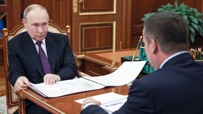 Президент Владимир Путин встретился с губернатором Новгородской области А. Никитиным