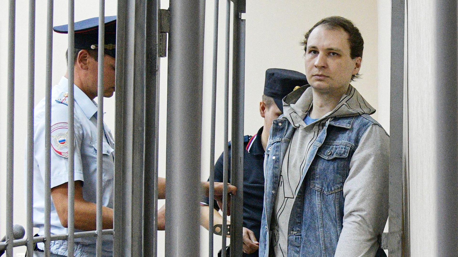 Гражданин США Роберт Гилман, в отношении которого возбуждено уголовное дело о применении насилия к сотруднику полиции, на заседании в Центральном районном суде Воронежа - РИА Новости, 1920, 03.12.2025
