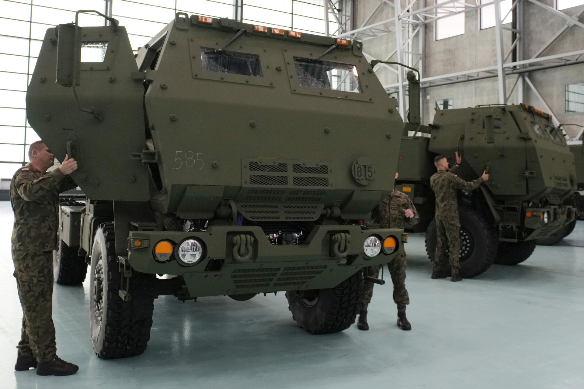 Польские солдаты осматривают автомобиль с одной из ракетных установок HIMARS Польские солдаты осматривают автомобиль с одной из ракетных установок HIMARS - РИА Новости, 1920, 06.02.2025