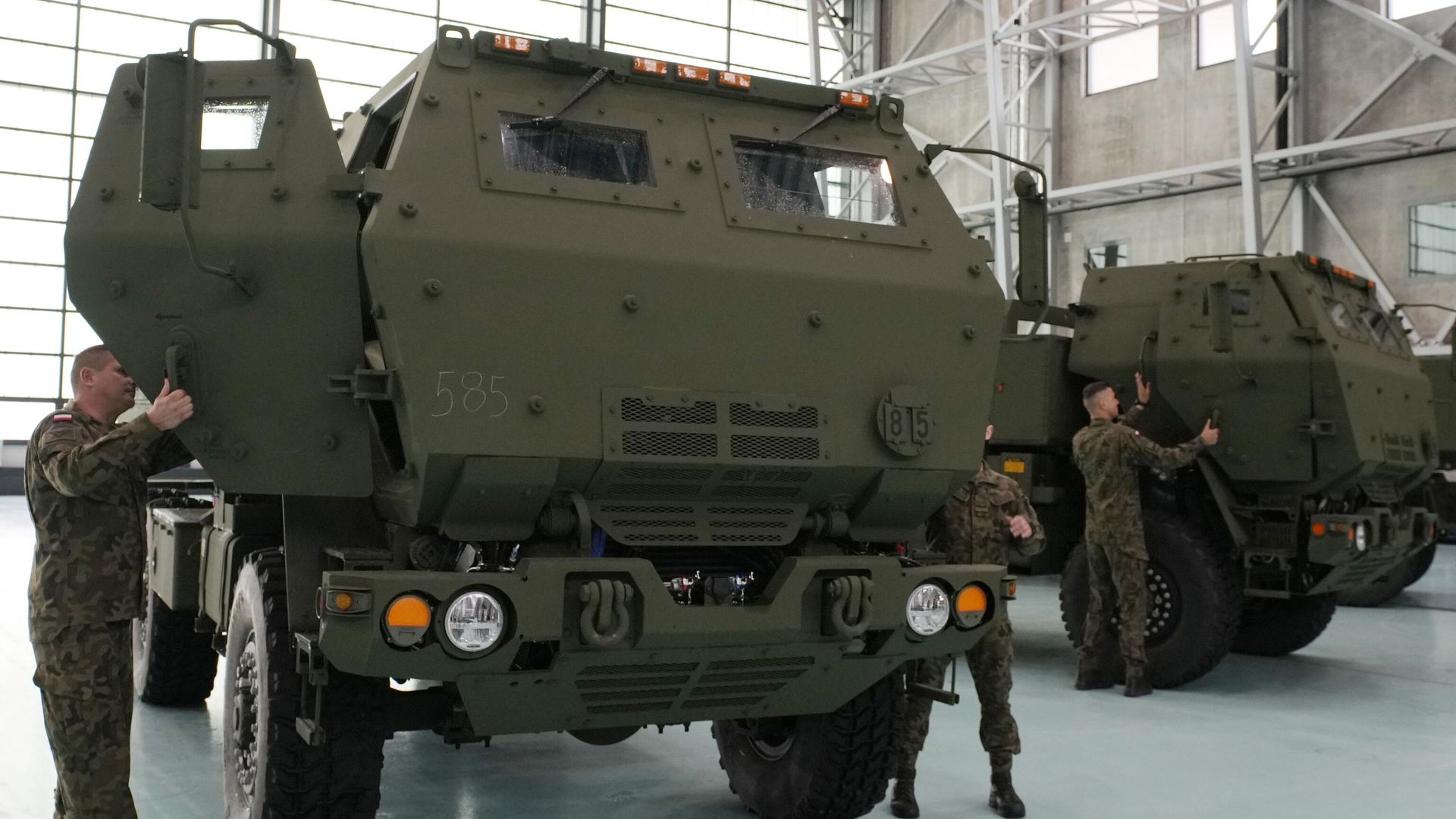 Польские солдаты осматривают автомобиль с одной из ракетных установок HIMARS Польские солдаты осматривают автомобиль с одной из ракетных установок HIMARS - РИА Новости, 1920, 18.09.2026