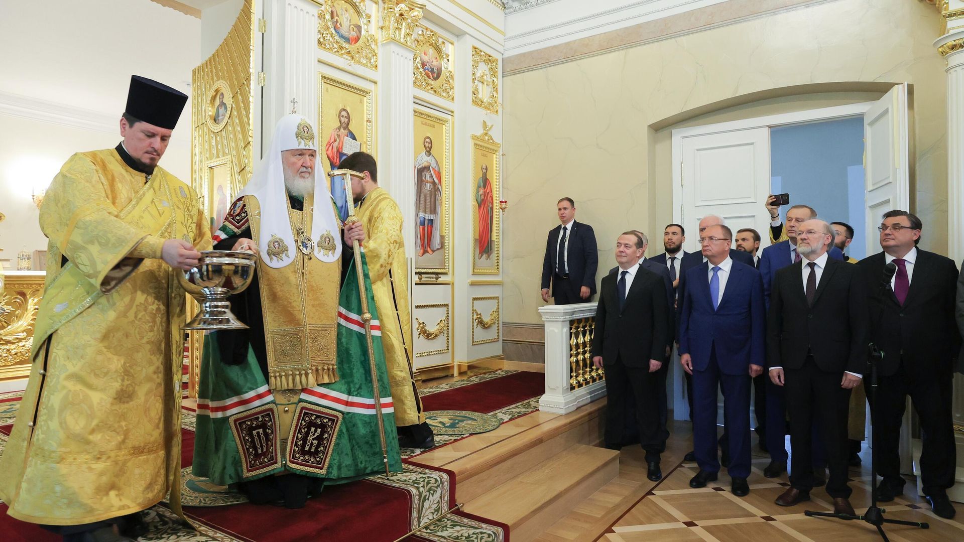Заместитель председателя Совета безопасности РФ Дмитрий Медведев и патриарх Московский и всея Руси Кирилл во время малого освящения домовой церкви Петра и Павла в здании Двенадцати коллегий в Санкт-Петербурге Заместитель председателя Совета безопасности РФ Дмитрий Медведев и патриарх Московский и всея Руси Кирилл во время малого освящения домовой церкви Петра и Павла в здании Двенадцати коллегий в Санкт-Петербурге - РИА Новости, 1920, 10.09.2024