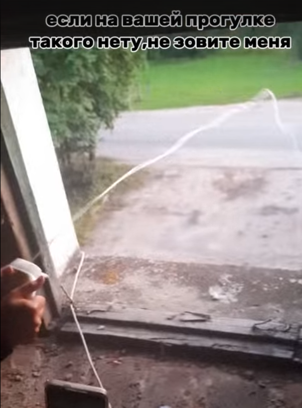 Школьницы снимают видео у разбитого окна склада с гуманитаркой Школьницы снимают видео у разбитого окна склада с гуманитаркой - РИА Новости, 1920, 10.09.2024