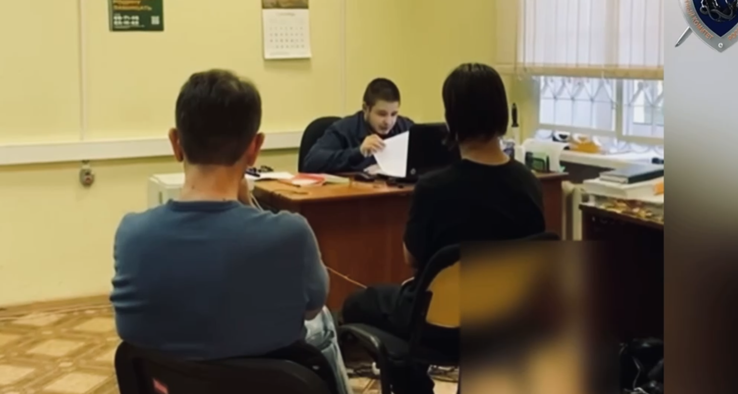 Подростков после поднявшегося шума задержали. Стоп-кадр видео Подростков после поднявшегося шума задержали. Стоп-кадр видео - РИА Новости, 1920, 10.09.2024