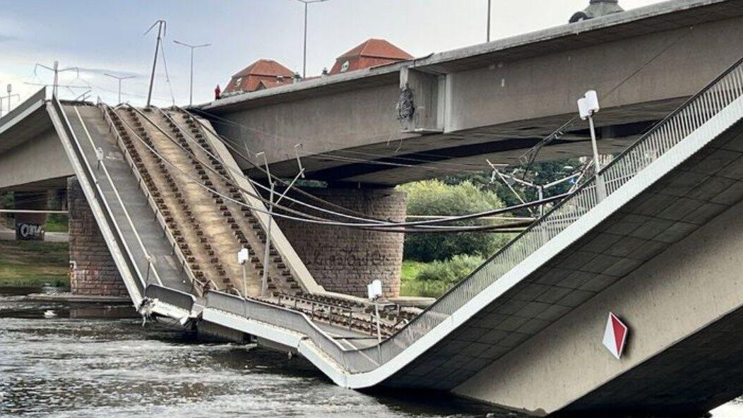 На месте обрушения части моста через Эльбу в Дрездене, Германия На месте обрушения части моста через Эльбу в Дрездене, Германия - РИА Новости, 1920, 11.09.2024