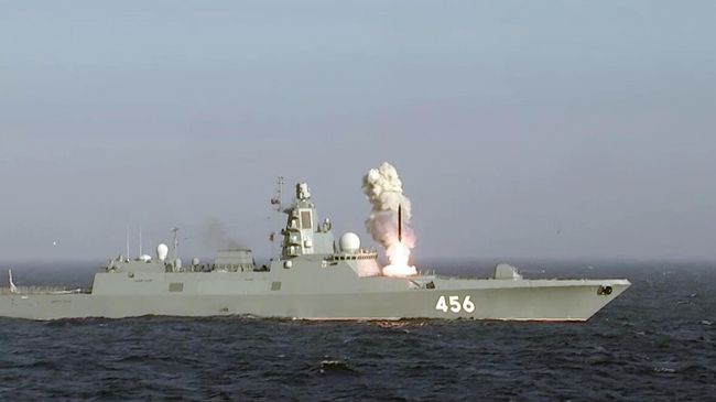 Пуск крылатой ракеты Калибр с фрегата Северного флота Адмирал Головко из акватории Баренцева моря Пуск крылатой ракеты Калибр с фрегата Северного флота Адмирал Головко из акватории Баренцева моря